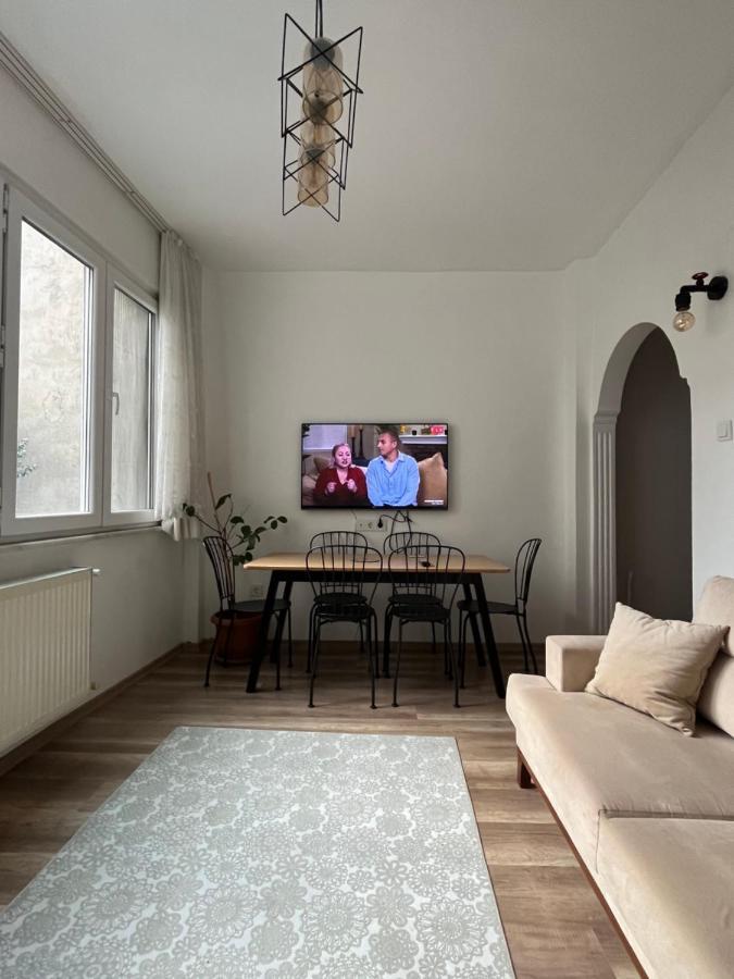 Centrally Located, 2+1 House In Taksim, Cihangir Istanbul Exterior photo